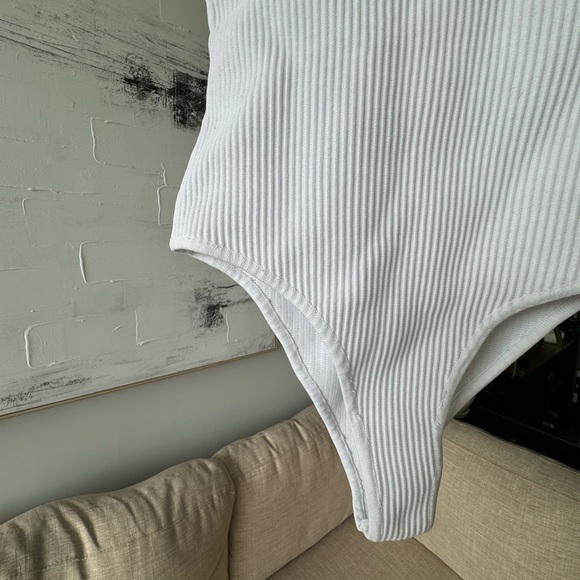 WHITE BODYSUIT - SIZE SMALL. TAGS REMOVED BUT NEVER WORN - Picture 4 of 7